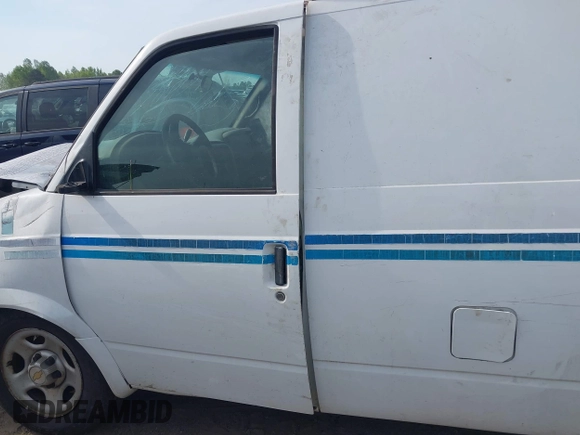 2005 Chevrolet Astro Cargo with VIN 1GCDM19X75B113130, listed as a IAAI auction lot 42027938 with Not Provided miles. Bid and sale history available at carsss.com. Image 14.