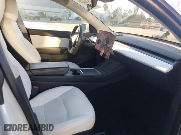 2021 Tesla Model Y Standard Range z VIN 5YJYGDED4MF123311, wystawiony jako IAAI lot #41200519 z przebiegiem 70 190 mil mil oraz . Historia ofert i sprzedaży dostępna na DreamBid. Obrazek 5.