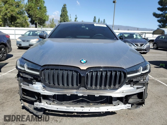 2022 BMW 5 Series M550i xDrive z VIN WBA13BK0XNCJ23778, wystawiony jako Copart lot #76946634 z przebiegiem 24 889 mil mil oraz Szkoda całkowita • Salvage title. Historia ofert i sprzedaży dostępna na DreamBid. Obrazek 5.