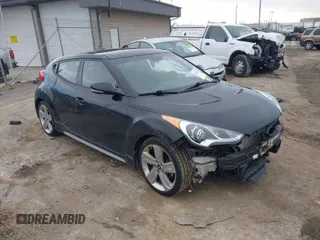2013 Hyundai Veloster Turbo z VIN KMHTC6AE9DU159675, wystawiony jako IAAI lot #41894186 z przebiegiem 134 382 mil mil oraz . Historia ofert i sprzedaży dostępna na DreamBid. Obrazek 1.