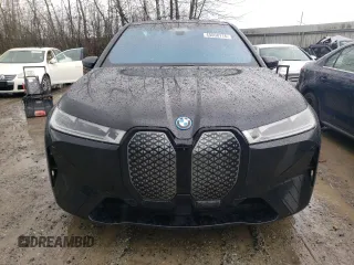 2022 BMW iX xDrive50 z VIN WB523CF05NCK44298, wystawiony jako Copart lot #45008714 z przebiegiem 14 562 mil mil oraz . Historia ofert i sprzedaży dostępna na DreamBid. Obrazek 5.