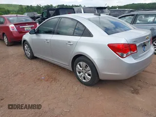 2015 Chevrolet Cruze LS z VIN 1G1PA5SH5F7122535, wystawiony jako IAAI lot #42437391 z przebiegiem 167 747 mil mil oraz . Historia ofert i sprzedaży dostępna na DreamBid. Obrazek 3.