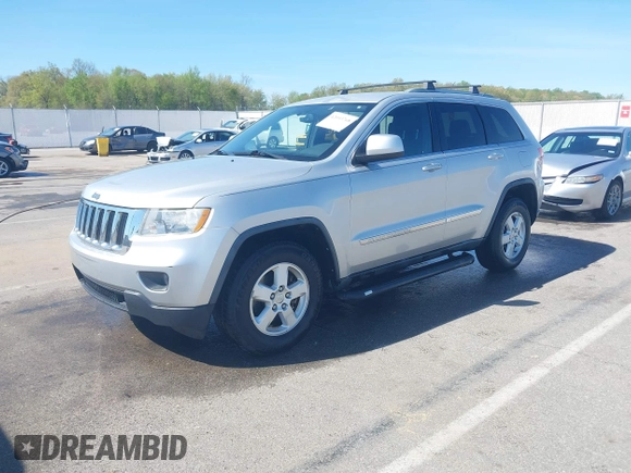 2011 Jeep Grand Cherokee Laredo z VIN 1J4RR4GGXBC571823, wystawiony jako IAAI lot #42093768 z przebiegiem 153 978 mil mil oraz . Historia ofert i sprzedaży dostępna na DreamBid. Obrazek 17.