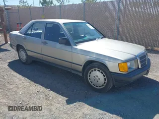 1986 Mercedes-Benz 190 E z VIN WDBDA24D0GF194753, wystawiony jako IAAI lot #42321094 z przebiegiem 135 395 mil mil oraz . Historia ofert i sprzedaży dostępna na DreamBid. Obrazek 1.