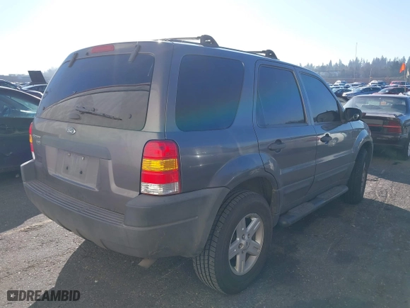 2004 Ford Escape XLT with VIN 1FMYU93174KB10825, listed as a IAAI auction lot 41703192 with 240,355 mi miles. Bid and sale history available at carsss.com. Image 4.
