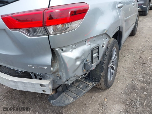 2019 Toyota Highlander SE with VIN 5TDJZRFH8KS727883, listed as a IAAI auction lot 41882956 with 56,043 mi miles. Bid and sale history available at carsss.com. Image 21.
