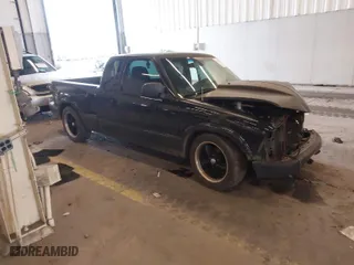 2000 Chevrolet S-10 LS with VIN 1GCCS1955Y8223949, listed as a IAAI auction lot 41795316 with 156,127 mi miles. Bid and sale history available at carsss.com. Image 1.