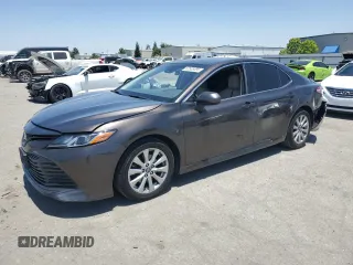 2018 Toyota Camry LE z VIN JTNB11HK4J3039722, wystawiony jako Copart lot #62538395 z przebiegiem 80 038 mil mil oraz Szkoda całkowita • Salvage title. Historia ofert i sprzedaży dostępna na DreamBid. Obrazek 1.