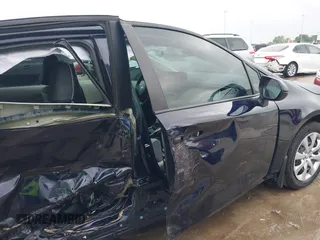 2025 Toyota Corolla LE z VIN 5YFB4MDE2SP242307, wystawiony jako IAAI lot #41869842 z przebiegiem 7079 mil mil oraz . Historia ofert i sprzedaży dostępna na DreamBid. Obrazek 18.