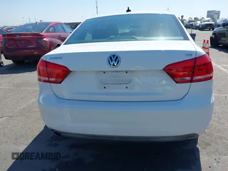 2014 Volkswagen Passat S z VIN 1VWAT7A37EC059126, wystawiony jako IAAI lot #42224824 z przebiegiem 81 455 mil mil oraz . Historia ofert i sprzedaży dostępna na DreamBid. Obrazek 16.