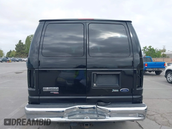 2010 Ford Econoline Passenger XL z VIN 1FBNE3BL8ADA02903, wystawiony jako IAAI lot #42103974 z przebiegiem Nie podano mil oraz . Historia ofert i sprzedaży dostępna na DreamBid. Obrazek 15.