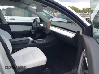 2022 Tesla Model Y Long Range z VIN 7SAYGDEE6NF419332, wystawiony jako IAAI lot #42020974 z przebiegiem 55 680 mil mil oraz . Historia ofert i sprzedaży dostępna na DreamBid. Obrazek 5.
