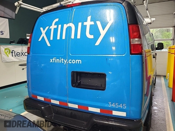 2015 Chevrolet Express Cargo z VIN 1GCWGFCF6F1154451, wystawiony jako IAAI lot #42387305 z przebiegiem 133 002 mil mil oraz . Historia ofert i sprzedaży dostępna na DreamBid. Obrazek 1.