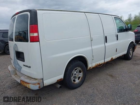 2004 Chevrolet Express Cargo z VIN 1GCFG15XX41150053, wystawiony jako IAAI lot #42236337 z przebiegiem 135 471 mil mil oraz . Historia ofert i sprzedaży dostępna na DreamBid. Obrazek 4.
