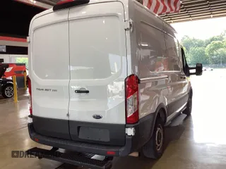 2022 Ford Transit Cargo z VIN 1FTBR1CG6NKA06474, wystawiony jako IAAI lot #42575858 z przebiegiem 82 772 mil mil oraz . Historia ofert i sprzedaży dostępna na DreamBid. Obrazek 17.