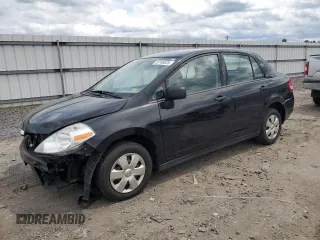 2009 Nissan Versa 1.6 z VIN 3N1CC11E59L458611, wystawiony jako Copart lot #55748825 z przebiegiem 82 329 mil mil oraz Szkody całkowita. Historia ofert i sprzedaży dostępna na DreamBid. Obrazek 1.