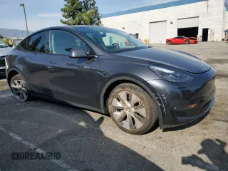 2024 Tesla Model Y Long Range z VIN 7SAYGAEE0RF021084, wystawiony jako Copart lot #51973285 z przebiegiem 25 990 mil mil oraz Szkoda całkowita • Salvage title. Historia ofert i sprzedaży dostępna na DreamBid. Obrazek 4.