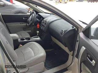 2008 Nissan Rogue SL z VIN JN8AS58T48W303516, wystawiony jako IAAI lot #42402064 z przebiegiem 139 452 mil mil oraz . Historia ofert i sprzedaży dostępna na DreamBid. Obrazek 5.