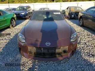 2023 Nissan Z Performance z VIN JN1BZ4BH8PM311058, wystawiony jako Copart lot #74943134 z przebiegiem 26 419 mil mil oraz Czysty tytuł • Clean title. Historia ofert i sprzedaży dostępna na DreamBid. Obrazek 5.