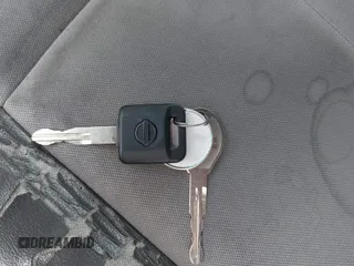 2013 Nissan NV Cargo SV z VIN 1N6BF0LY9DN112245, wystawiony jako IAAI lot #39354014 z przebiegiem 394 272 mil mil oraz . Historia ofert i sprzedaży dostępna na DreamBid. Obrazek 11.
