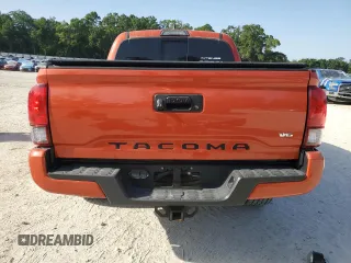 2018 Toyota Tacoma SR5 z VIN 5TFAZ5CN8JX055321, wystawiony jako Copart lot #60101445 z przebiegiem 111 153 mil mil oraz Szkoda całkowita • Salvage title. Historia ofert i sprzedaży dostępna na DreamBid. Obrazek 6.
