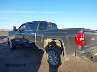 2017 GMC Sierra 2500HD Denali z VIN 1GT12UEG3HF132898, wystawiony jako IAAI lot #41442407 z przebiegiem 83 432 mil mil oraz . Historia ofert i sprzedaży dostępna na DreamBid. Obrazek 3.