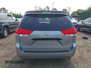 2011 Toyota Sienna z VIN 5TDZK3DC1BS090217, wystawiony jako IAAI lot #42344820 z przebiegiem 135 996 mil mil oraz . Historia ofert i sprzedaży dostępna na DreamBid. Obrazek 16.