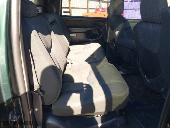 2002 Chevrolet Avalanche with VIN 3GNEC13T62G263379, listed as a IAAI auction lot 40907582 with 220,309 mi miles. Bid and sale history available at carsss.com. Image 8.