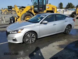 2022 Nissan Altima SV z VIN 1N4BL4DV8NN335701, wystawiony jako Copart lot #53495725 z przebiegiem 63 648 mil mil oraz Czysty tytuł • Clean title. Historia ofert i sprzedaży dostępna na DreamBid. Obrazek 1.