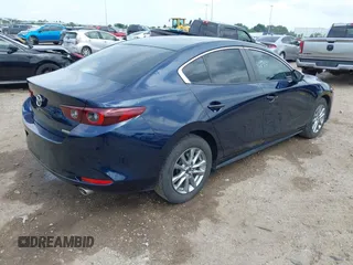 2023 Mazda 3 S z VIN 3MZBPAAM2PM361827, wystawiony jako IAAI lot #42389609 z przebiegiem 17 697 mil mil oraz . Historia ofert i sprzedaży dostępna na DreamBid. Obrazek 4.