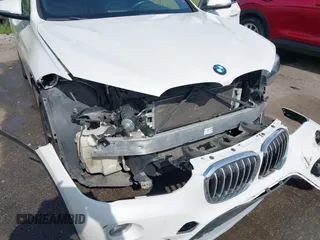 2018 BMW X1 sDrive28i z VIN WBXHU7C34J5H40814, wystawiony jako IAAI lot #42291108 z przebiegiem 93 200 mil mil oraz . Historia ofert i sprzedaży dostępna na DreamBid. Obrazek 6.