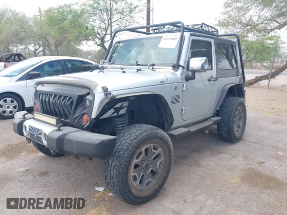 2008 Jeep Wrangler Sahara z VIN 1J4FA54158L640474, wystawiony jako IAAI lot #42243860 z przebiegiem 141 303 mil mil oraz . Historia ofert i sprzedaży dostępna na DreamBid. Obrazek 16.