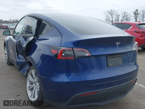 2022 Tesla Model Y Long Range with VIN 7SAYGDEE1NF329909, listed as a IAAI auction lot 41628643 with 32,824 mi miles. Bid and sale history available at carsss.com. Image 3.