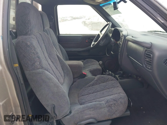 1998 GMC Sonoma with VIN 1GTCS1442W8521368, listed as a IAAI auction lot 41225556 with 108,201 mi miles. Bid and sale history available at carsss.com. Image 5.