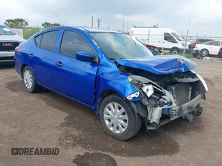 2016 Nissan Versa S z VIN 3N1CN7AP9GL829443, wystawiony jako IAAI lot #42194357 z przebiegiem 112 064 mil mil oraz . Historia ofert i sprzedaży dostępna na DreamBid. Obrazek 1.