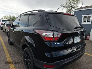 2018 Ford Escape SE z VIN 1FMCU9GDXJUA69802, wystawiony jako IAAI lot #42413413 z przebiegiem 92 564 mil mil oraz . Historia ofert i sprzedaży dostępna na DreamBid. Obrazek 1.