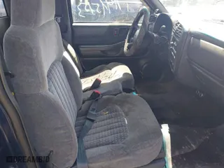 2001 Chevrolet S-10 LS with VIN 1GCDT19W718244852, listed as a IAAI auction lot 41915153 with 149,150 mi miles. Bid and sale history available at carsss.com. Image 5.