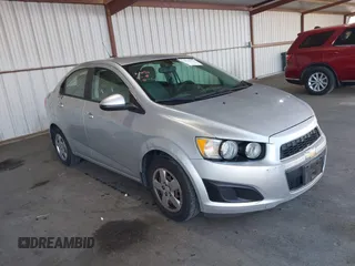 2015 Chevrolet Sonic LS z VIN 1G1JA5SGXF4137384, wystawiony jako IAAI lot #42478924 z przebiegiem 110 713 mil mil oraz . Historia ofert i sprzedaży dostępna na DreamBid. Obrazek 1.