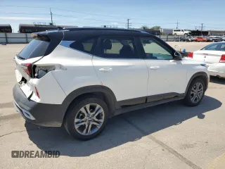 2021 Kia Seltos S z VIN KNDEU2AA5M7075898, wystawiony jako Copart lot #57243215 z przebiegiem 48 361 mil mil oraz Szkoda całkowita • Salvage title. Historia ofert i sprzedaży dostępna na DreamBid. Obrazek 3.