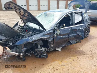 2020 Tesla Model 3 Long Range z VIN 5YJ3E1EB5LF710788, wystawiony jako IAAI lot #42020503 z przebiegiem 76 606 mil mil oraz . Historia ofert i sprzedaży dostępna na DreamBid. Obrazek 17.