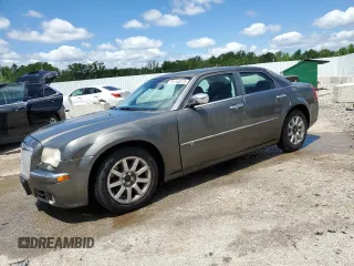 2008 Chrysler 300 C Hemi z VIN 2C3KA63H28H287802, wystawiony jako Copart lot #55748875 z przebiegiem 218 568 mil mil oraz Nie do naprawy • Non repairable. Historia ofert i sprzedaży dostępna na DreamBid. Obrazek 1.