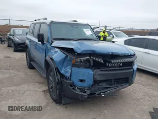 2024 Toyota Land Cruiser z VIN JTEABFAJ9RK015313, wystawiony jako IAAI lot #41573592 z przebiegiem 11 124 mil mil oraz . Historia ofert i sprzedaży dostępna na DreamBid. Obrazek 6.
