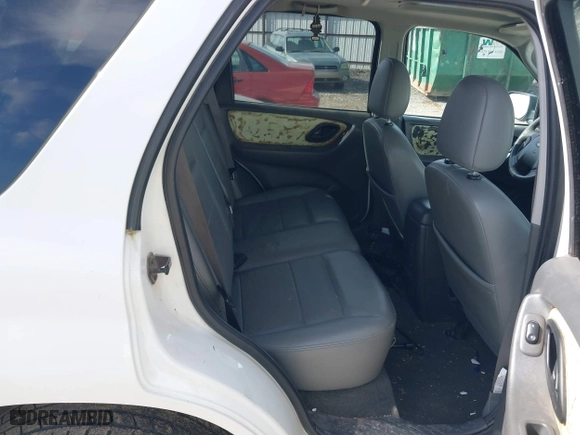 2005 Ford Escape XLT with VIN 1FMYU93145KE08055, listed as a IAAI auction lot 42004705 with 205,729 mi miles. Bid and sale history available at carsss.com. Image 8.