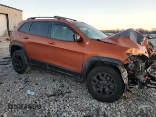 2016 Jeep Cherokee Trailhawk with VIN 1C4PJMBSXGW286822, listed as a Copart auction lot 42823545 with 66,898 mi miles and Salvage title. Bid and sale history available at DreamBid. Image 4.