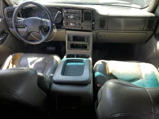 2004 Chevrolet Suburban LT with VIN 3GNEC16T84G297788, listed as a Copart auction lot 49790055 with 243,726 mi miles and Salvage Title. Bid and sale history available at carsss.com. Image 8.