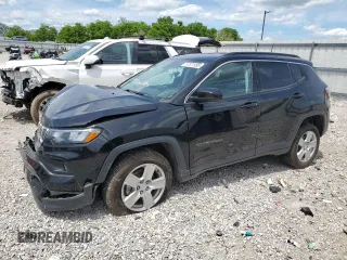 2022 Jeep Compass Latitude z VIN 3C4NJDBB3NT105053, wystawiony jako Copart lot #57871995 z przebiegiem 30 476 mil mil oraz Szkoda całkowita • Salvage title. Historia ofert i sprzedaży dostępna na DreamBid. Obrazek 1.