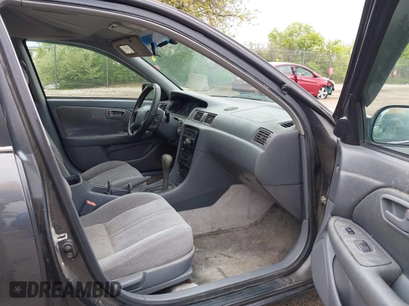 2000 Toyota Camry CE z VIN JT2BG22K3Y0530823, wystawiony jako IAAI lot #42365050 z przebiegiem 148 913 mil mil oraz . Historia ofert i sprzedaży dostępna na DreamBid. Obrazek 5.