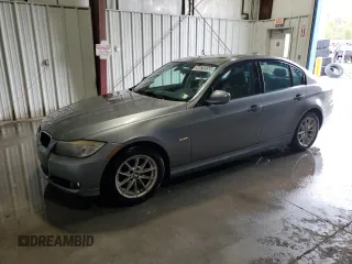 2010 BMW 3 Series 328i z VIN WBAPH5G51ANM69962, wystawiony jako Copart lot #54676555 z przebiegiem 173 498 mil mil oraz Czysty tytuł • Clean title. Historia ofert i sprzedaży dostępna na DreamBid. Obrazek 1.
