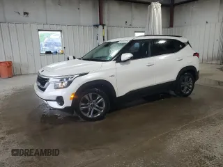 2021 Kia Seltos S z VIN KNDEUCAAXM7169264, wystawiony jako Copart lot #57122775 z przebiegiem 100 187 mil mil oraz Szkody całkowita. Historia ofert i sprzedaży dostępna na DreamBid. Obrazek 1.