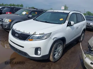 2014 Kia Sorento LX z VIN 5XYKT3A63EG449890, wystawiony jako IAAI lot #42383172 z przebiegiem 259 522 mil mil oraz . Historia ofert i sprzedaży dostępna na DreamBid. Obrazek 2.